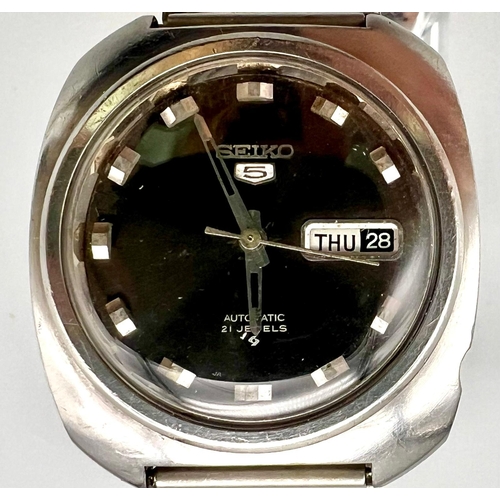 1202 - A Vintage Seiko 5 Automatic Gents Watch. 21 Jewels. Stainless steel strap and case - 38mm. Metallic ... 