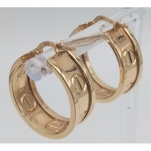 414 - A 14K Yellow Gold Pair Of Hoop Earrings. Screw decoration. 
4.2g total weight. Ref: 6-2488.