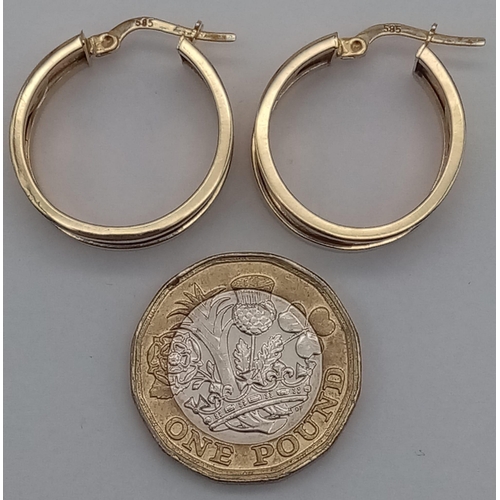 414 - A 14K Yellow Gold Pair Of Hoop Earrings. Screw decoration. 
4.2g total weight. Ref: 6-2488.