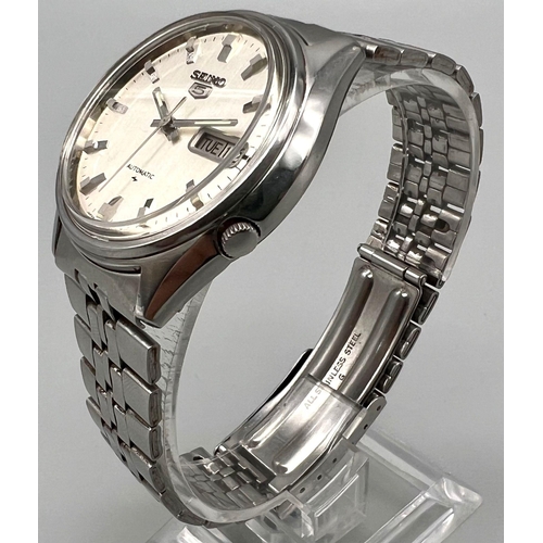 456 - A Vintage Seiko 5 Automatic Gents Watch. Stainless steel strap and case - 36mm. Silver tone dial wit... 