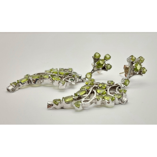 860 - A Pair of Peridot Silver Earrings -925 Sterling silver. Peridot- 20Ct. 15.70g total weight.