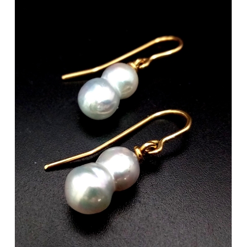 882 - A PAIR OF 18K GOLD AND GRADUATED PEARL EARRINGS.  3.8gms