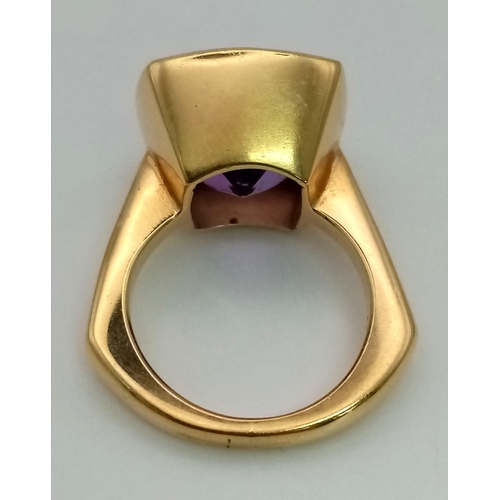 958 - A DESIGNER 18K GOLD RING WITH BEAUTIFULLY FACETED AMETHYST CENTRE STONE.  9.7gms  size I/J