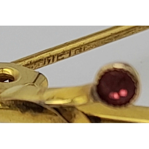 965 - A 9K Yellow Gold and Pink Tourmaline Bar Brooch. 5cm. 1g.