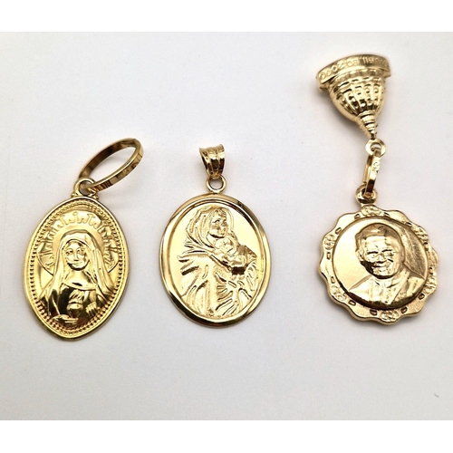 549 - An 18K Yellow Gold Jewellery Lot. Consisting of: Five necklaces and 4 pendants (2 attached) plus a n... 