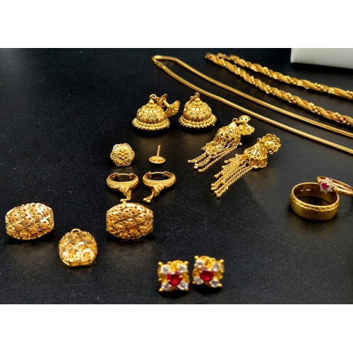 584 - A Huge Gold Lot. Consisting of: 22K - Multiple items including pendants, bracelets chains, rings and... 