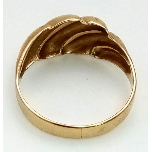 491 - A 9K Yellow Gold Wave Ring. Size Q. 2.31g