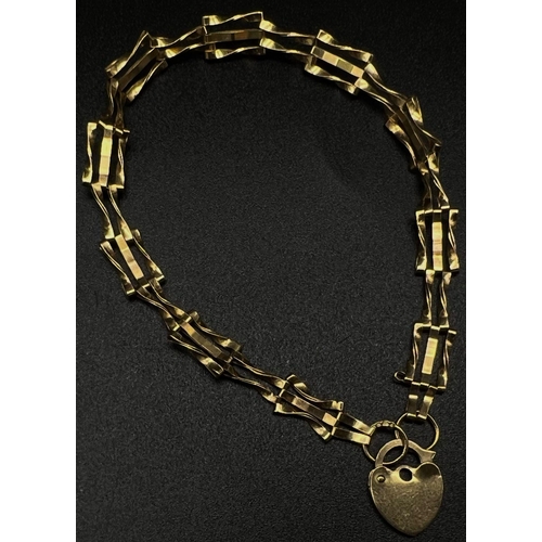 505 - A Vintage 9K Yellow Gold gate-Link Bracelet with Heart Clasp. 19cm. 3g