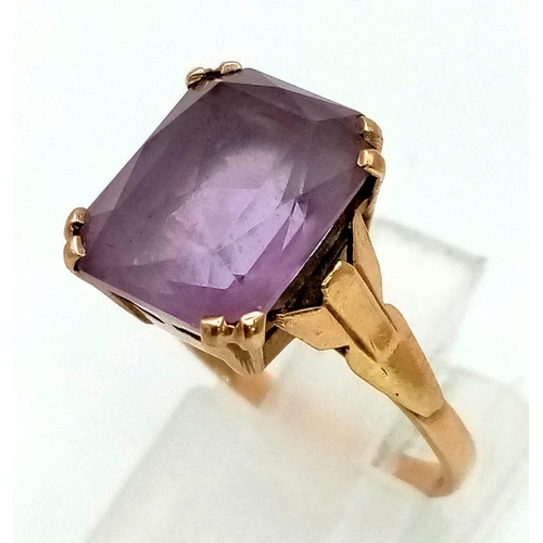 528 - A 9K Yellow Gold Amethyst Ring. 3ct central stone. Size K/L.
3g total weight.