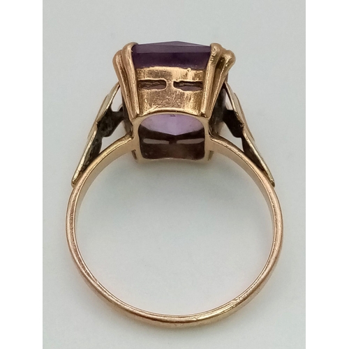 528 - A 9K Yellow Gold Amethyst Ring. 3ct central stone. Size K/L.
3g total weight.