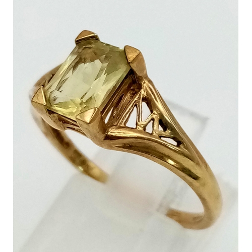 531 - A Vintage 9K Yellow Gold Peridot Ring. Size S. 3.15g total weight.