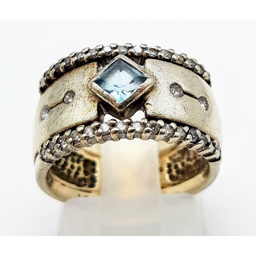 1471 - A VINTAGE 9K WHITE GOLD BAND RING WITH CENTRAL AQUA MARINE STONE SURROUNDED BY DIAMONDS    5.5gms   ... 