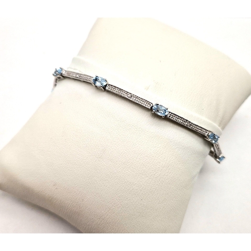 1462 - A 9K WHITE GOLD VERY PRETTY AQUA MARINE BRACELET.  5,9gms   19cms