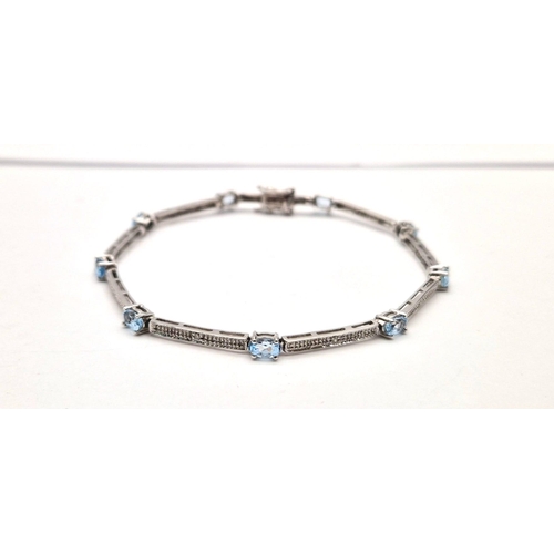 1462 - A 9K WHITE GOLD VERY PRETTY AQUA MARINE BRACELET.  5,9gms   19cms