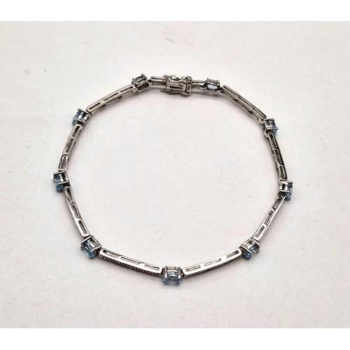 1462 - A 9K WHITE GOLD VERY PRETTY AQUA MARINE BRACELET.  5,9gms   19cms