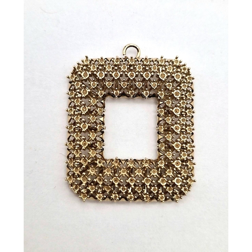 1426 - AN 18K GOLD FRAME PENDANT BEAUTIFULLY HAND CRAFTED , 6.1gms   2 x 2cms approx