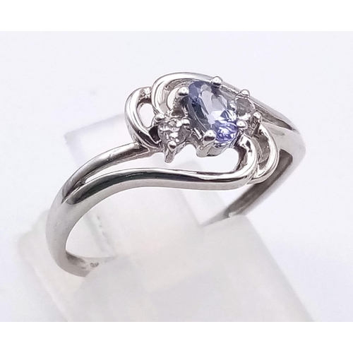 1450 - A 9K WHITE GOLD RING WUTH BLUE AND WHITE STONES. 1.6gms   size P