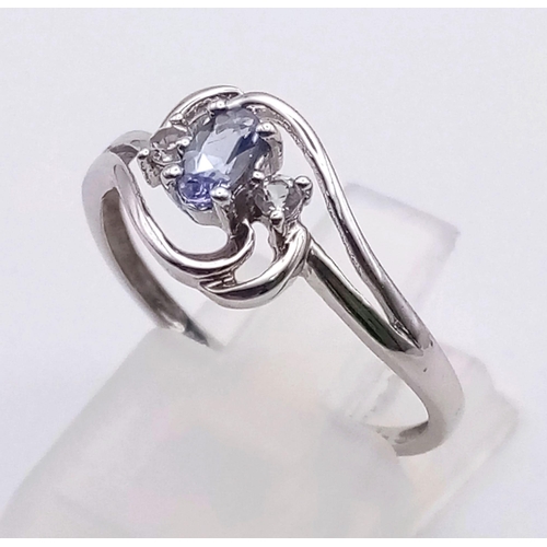 1450 - A 9K WHITE GOLD RING WUTH BLUE AND WHITE STONES. 1.6gms   size P