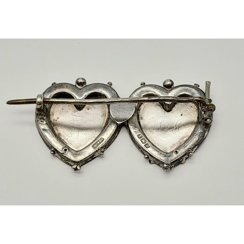 1415 - A Double Heart 925 Silver with Gold Applique Mizpah Brooch. 4cm. 5.17g total weight.