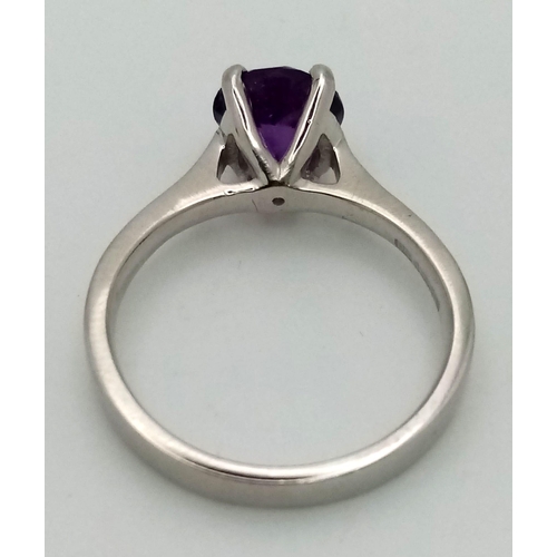 159 - A very elegant platinum ring, with a round cut amethyst (1.5 carats appr). Ring size: M, weight: 5.2... 