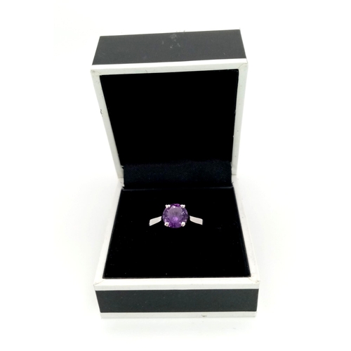 159 - A very elegant platinum ring, with a round cut amethyst (1.5 carats appr). Ring size: M, weight: 5.2... 