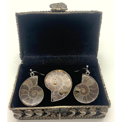 174 - A wonderful set of ring and matching earrings with Moroccan Ammonites 350 million years old. Present... 