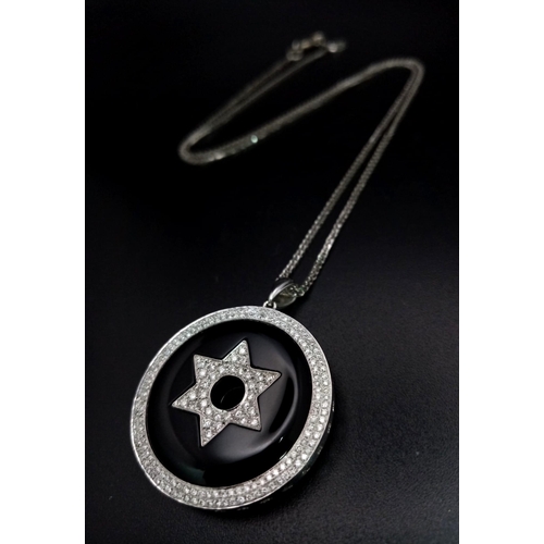 321 - AN 18K WHITE GOLD STAR OF DAVID DIAMOND PENDANT WITH BLACK ONYX ON A 18K GOLD 42cms CHAIN.