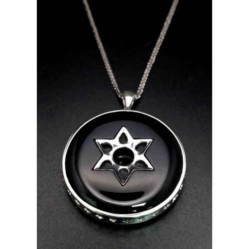 321 - AN 18K WHITE GOLD STAR OF DAVID DIAMOND PENDANT WITH BLACK ONYX ON A 18K GOLD 42cms CHAIN.