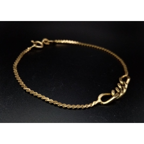 58 - A 9K Yellow Gold Bracelet with a Figaro Link Middle. 18cm. 
3.3g