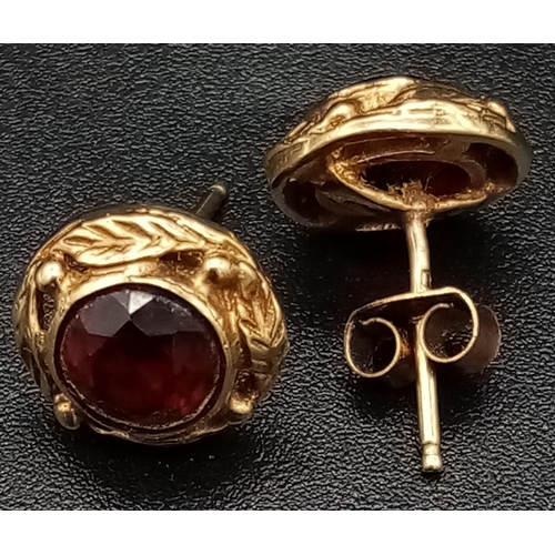 197 - An Antique Pair of High Karat Gold and Garnet Stud earrings.
2.6g total weight.