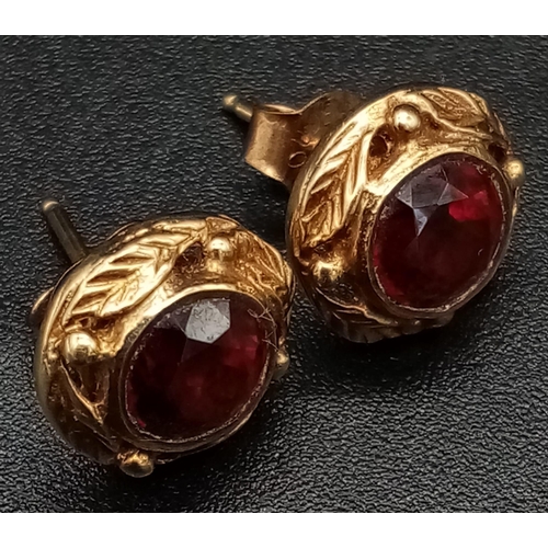 197 - An Antique Pair of High Karat Gold and Garnet Stud earrings.
2.6g total weight.