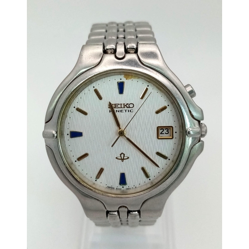 264 - A gents SEIKO KINETIC watch. 37 mm case, white dial with gold tone hands and hour marks, date window... 