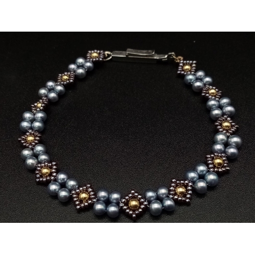 328 - A very elegant seed pearl bracelet with gold clasp. Length: 19 cm, weight: 5.56 g.