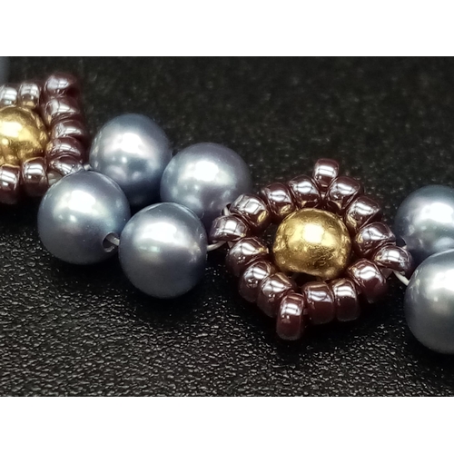 328 - A very elegant seed pearl bracelet with gold clasp. Length: 19 cm, weight: 5.56 g.