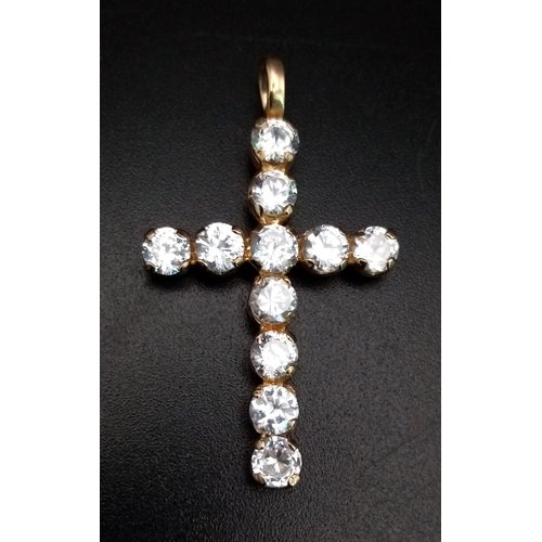 749 - A 9K yellow gold pendant cross with cubic zirconia. Height: 38 mm (with bail), weight: 3.18 g.