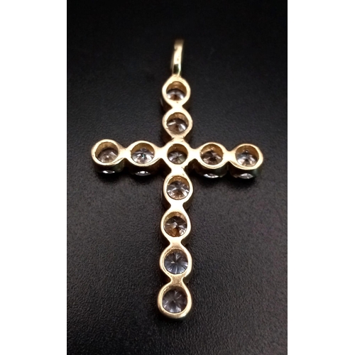 749 - A 9K yellow gold pendant cross with cubic zirconia. Height: 38 mm (with bail), weight: 3.18 g.