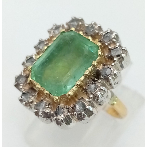 99 - A Georgian 18K yellow gold ring with a large emerald surrounded by a halo of old cut diamonds. Ring ... 