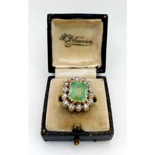 99 - A Georgian 18K yellow gold ring with a large emerald surrounded by a halo of old cut diamonds. Ring ... 