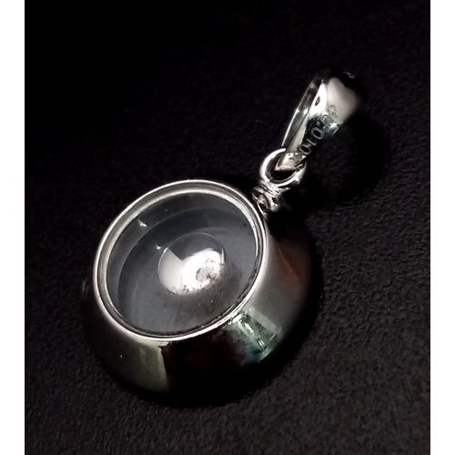 421 - An 18K white gold pendant with a floating diamond. Diameter: 11mm, weight: 1.94 g.