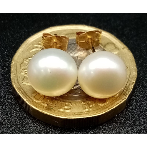 278 - A 14 K yellow gold pearl stud earrings. Pearl diameter 7 mm