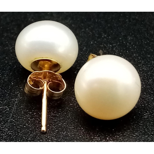 278 - A 14 K yellow gold pearl stud earrings. Pearl diameter 7 mm