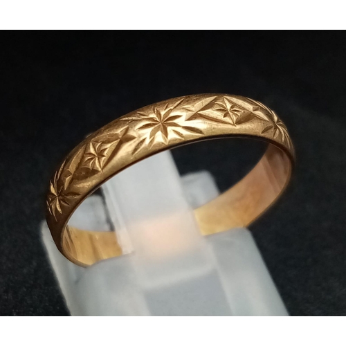 653 - A Vintage 9K Yellow Gold Band Ring. Geometric engraving. Size O. 1.7g