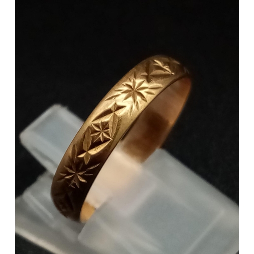 653 - A Vintage 9K Yellow Gold Band Ring. Geometric engraving. Size O. 1.7g