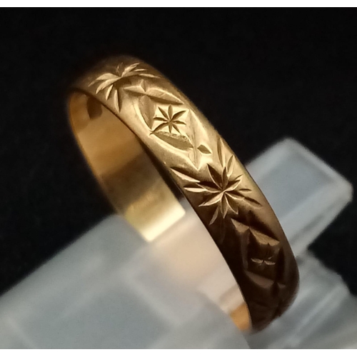 653 - A Vintage 9K Yellow Gold Band Ring. Geometric engraving. Size O. 1.7g