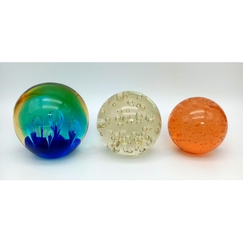 1115 - A lot of 3 Smooth round paperweights, Biggest is 10cm tall.