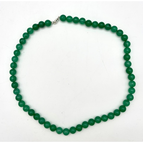 1390 - A Pale Green Jade Bead Necklace with Silver Clasp. 8mm.
52cm.