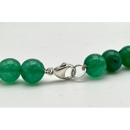 1390 - A Pale Green Jade Bead Necklace with Silver Clasp. 8mm.
52cm.