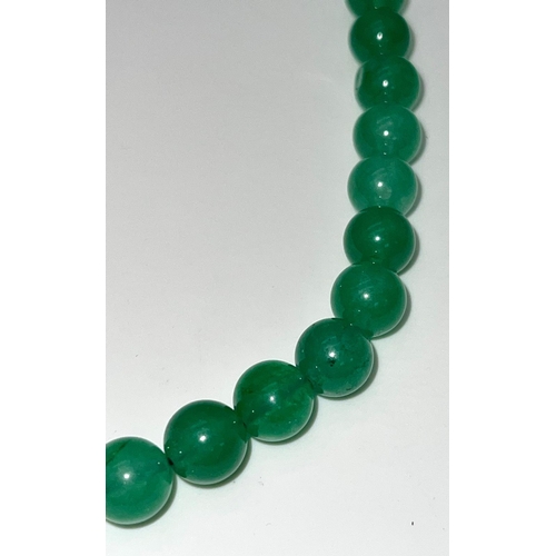 1390 - A Pale Green Jade Bead Necklace with Silver Clasp. 8mm.
52cm.