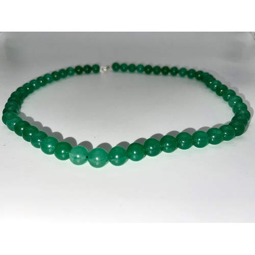 1390 - A Pale Green Jade Bead Necklace with Silver Clasp. 8mm.
52cm.