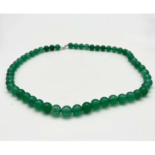 1390 - A Pale Green Jade Bead Necklace with Silver Clasp. 8mm.
52cm.